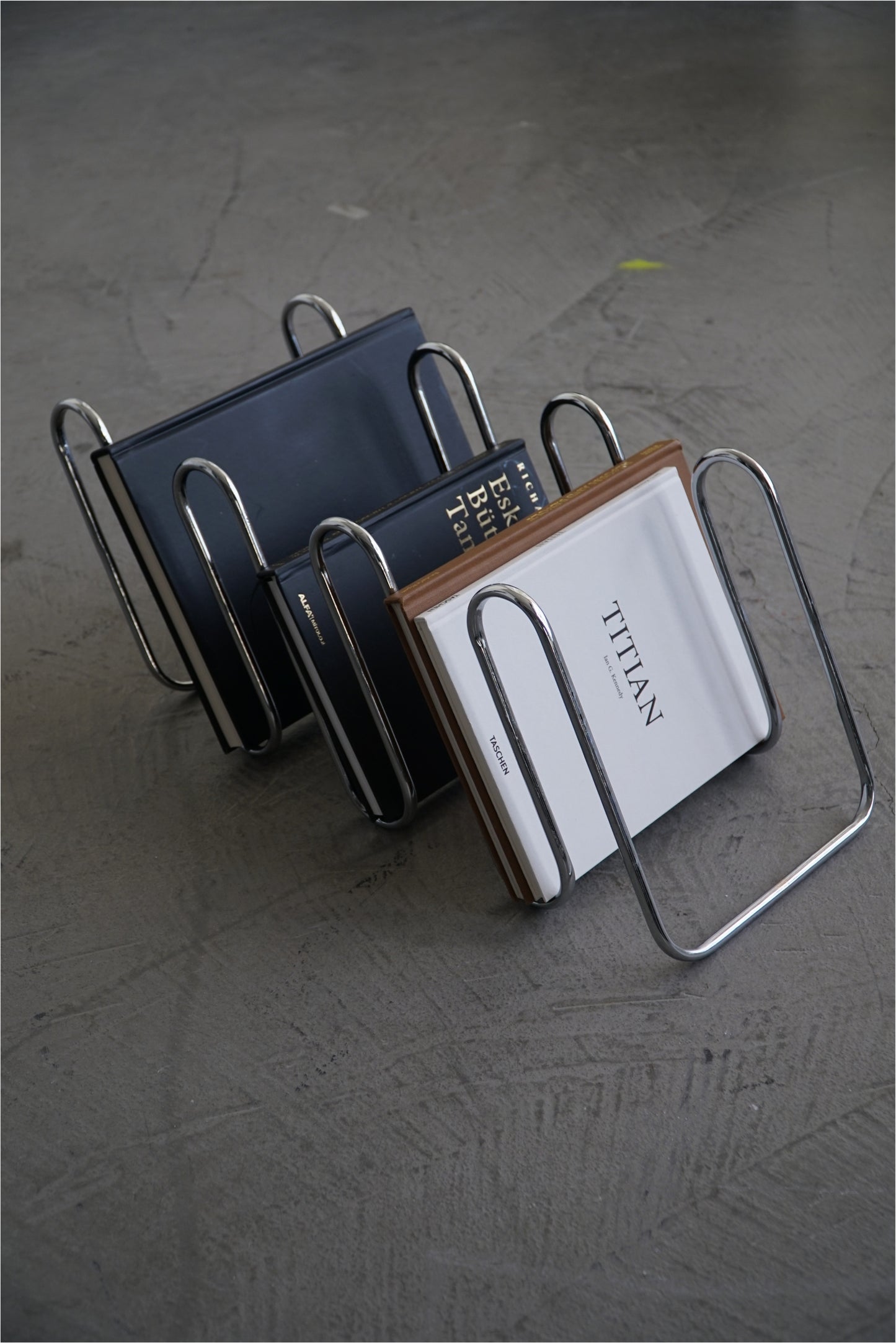 SNAKE MAGAZINE RACK METAL