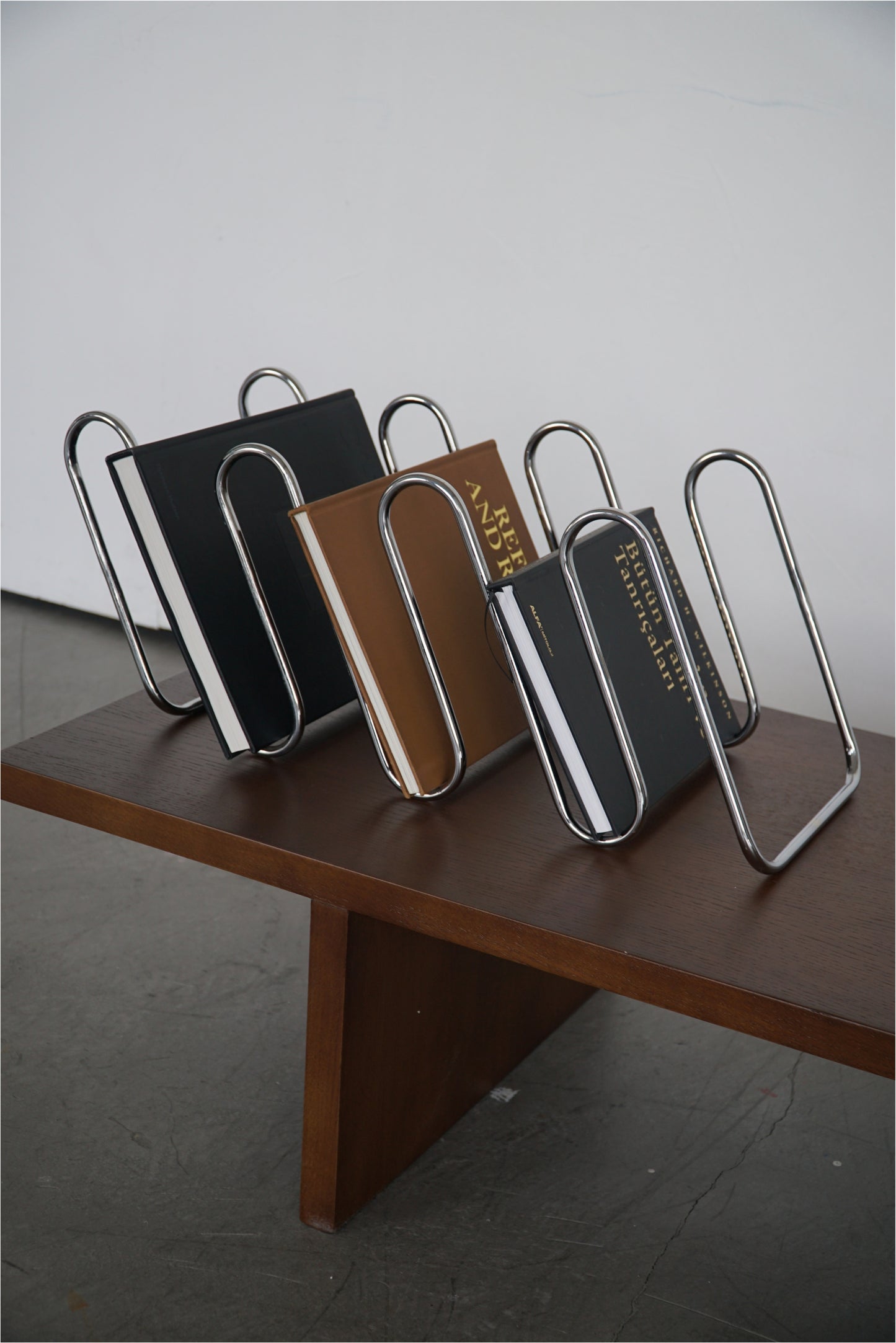 SNAKE MAGAZINE RACK METAL