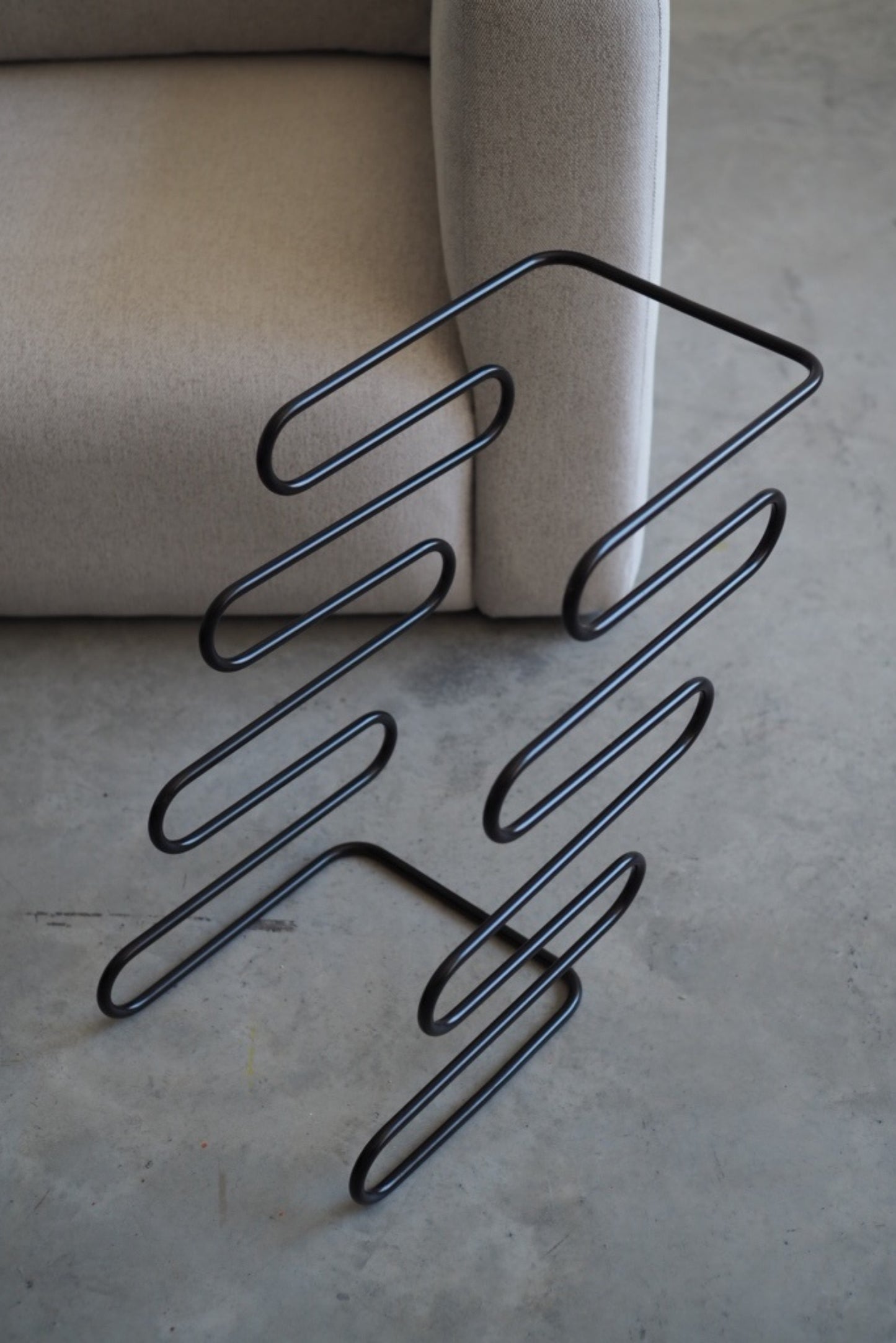 SNAKE MAGAZINE RACK BLACK