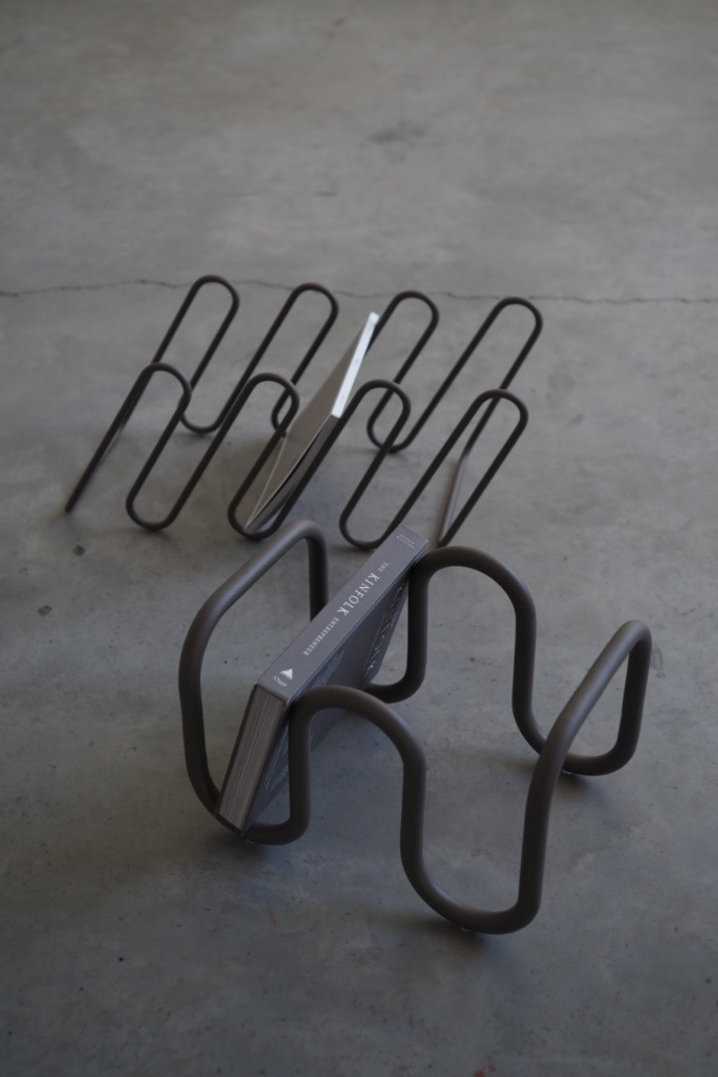 SNAKE MAGAZINE RACK MINK
