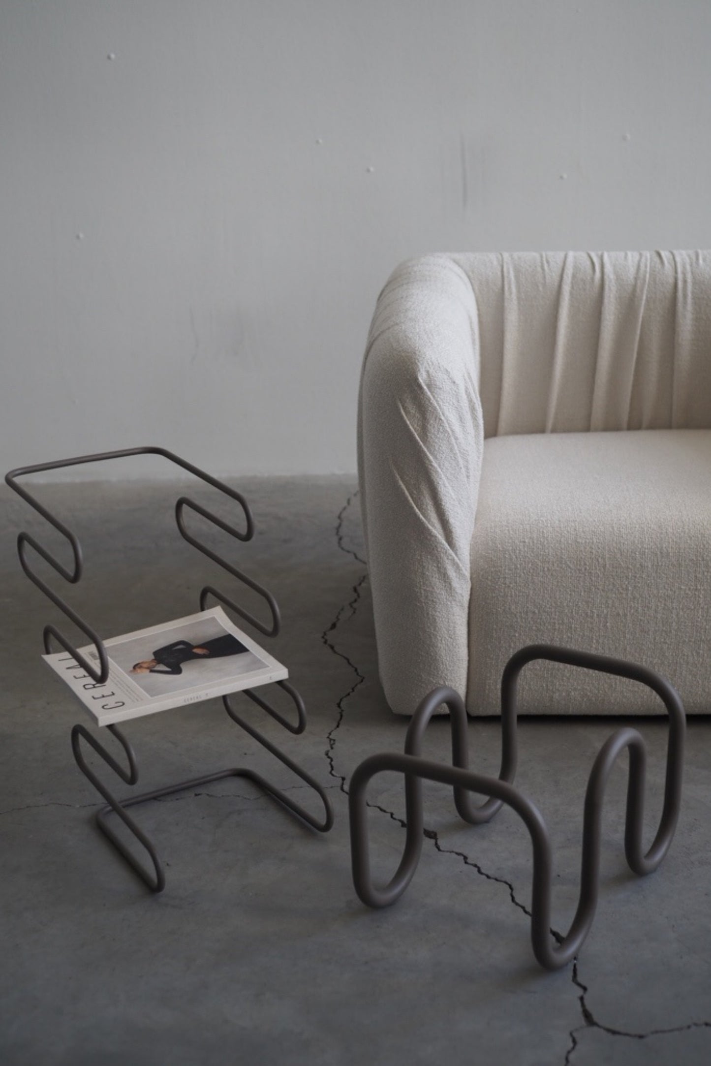 SNAKE MAGAZINE RACK MINK