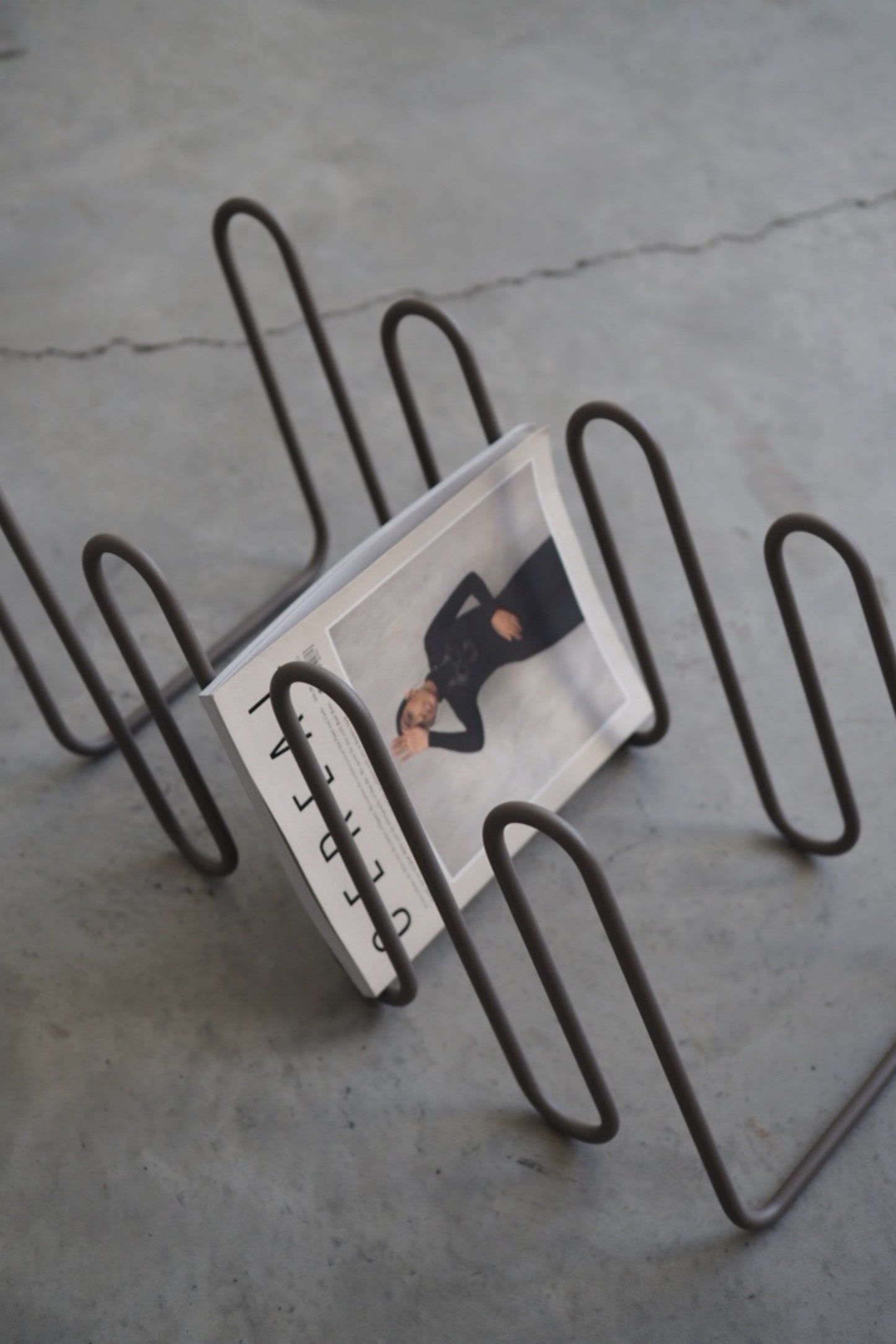 SNAKE MAGAZINE RACK MINK