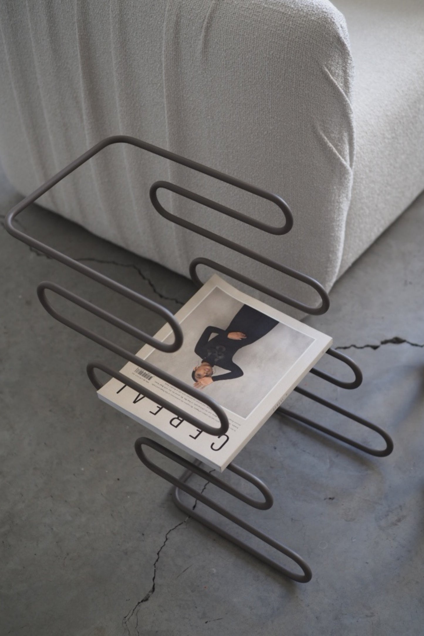 SNAKE MAGAZINE RACK MINK