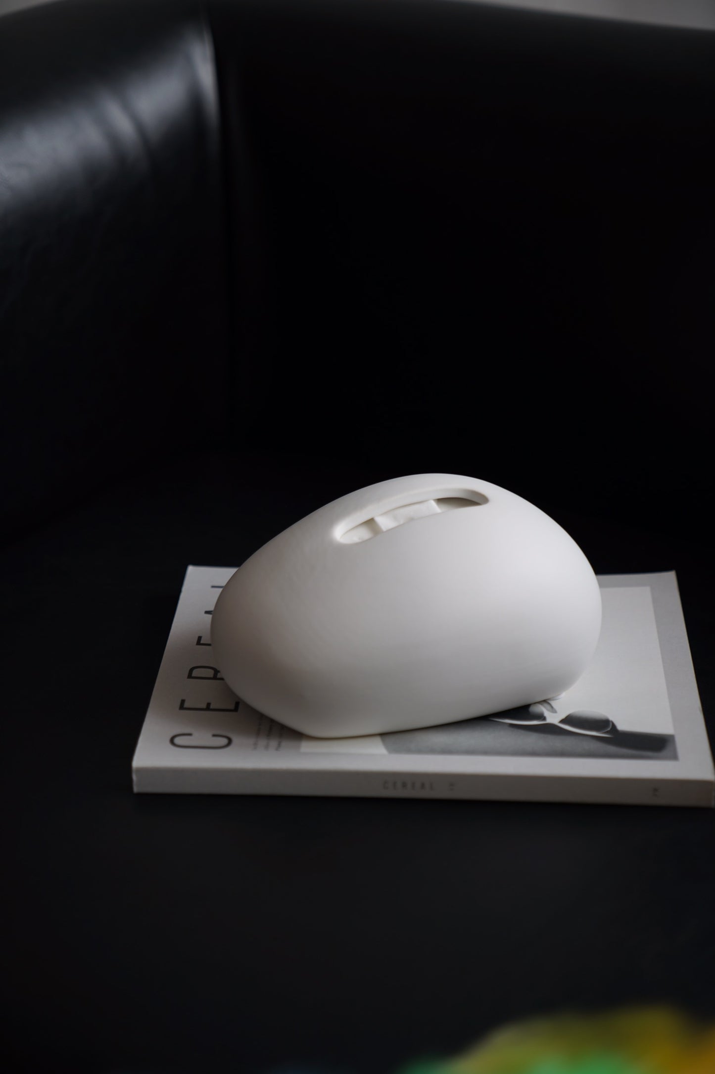 Amorphe Ceramic Decorative Tissue Holder White