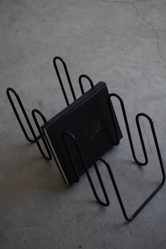 SNAKE MAGAZINE RACK BLACK
